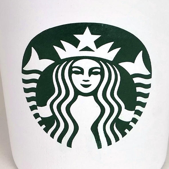 A close-up of the Starbucks logo on the 3D-printed urn.